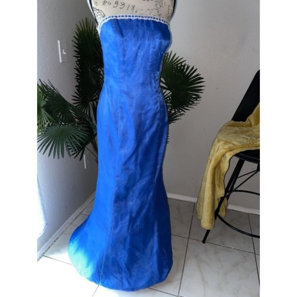 Blue Formal Gown Dress Size 6 - Guesssing